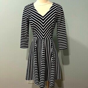 Gabby Skye Black & White Stripes V Neck 3/4 Sleeve Flare Skirt Dress Size 4